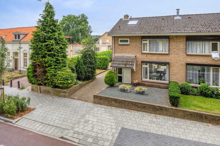 Photo 6 of Burgemeester Ottenhoffstraat 37