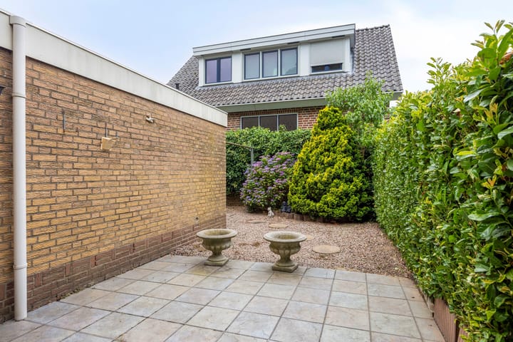 Photo 7 of Burgemeester Ottenhoffstraat 37