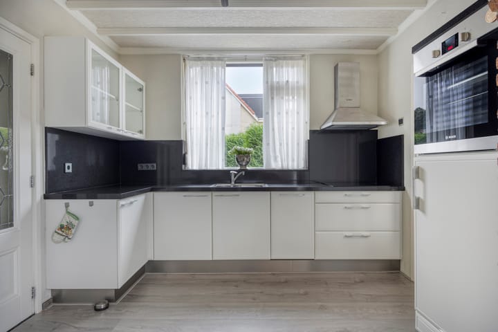 Photo 14 of Burgemeester Ottenhoffstraat 37