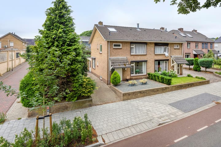 Photo 34 of Burgemeester Ottenhoffstraat 37