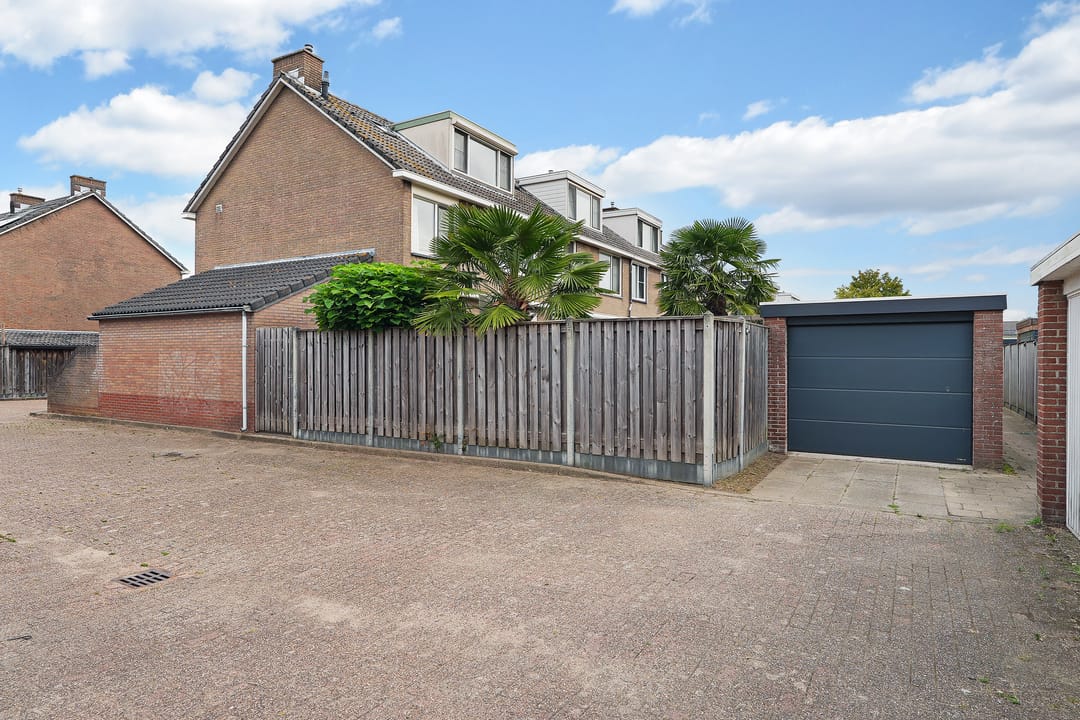 Photo 2 of Adriatischezeestraat 18