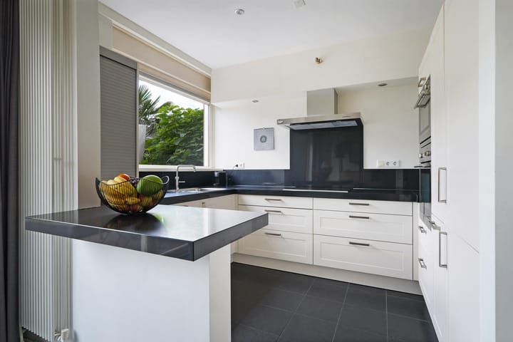 Foto 12 van Adriatischezeestraat 18