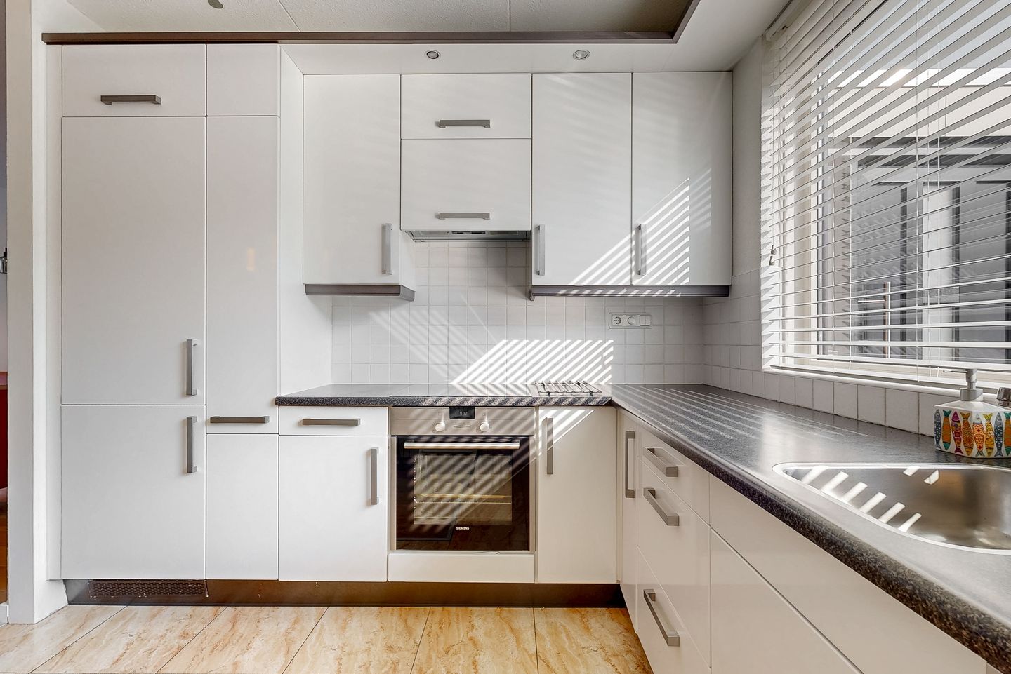 Photo 10 of Schweitzerstraat 48