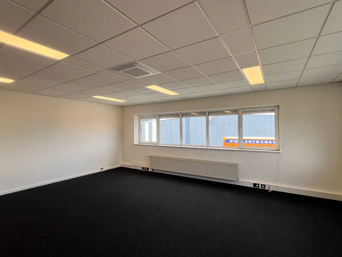 View photo 3 of Veldweg 33