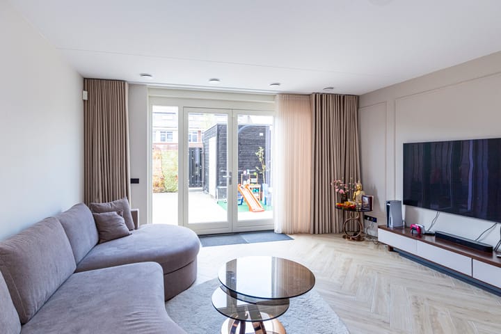 Photo 7 of Edgar du Perronstraat 13