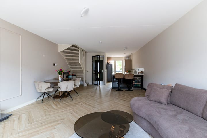 Photo 8 of Edgar du Perronstraat 13