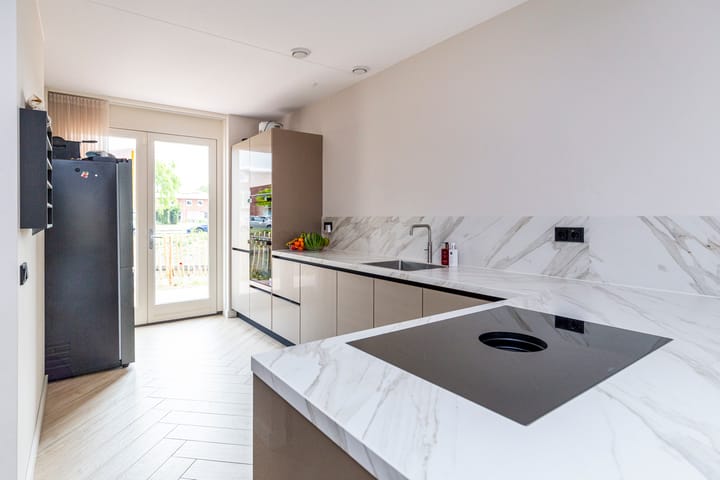 Photo 9 of Edgar du Perronstraat 13