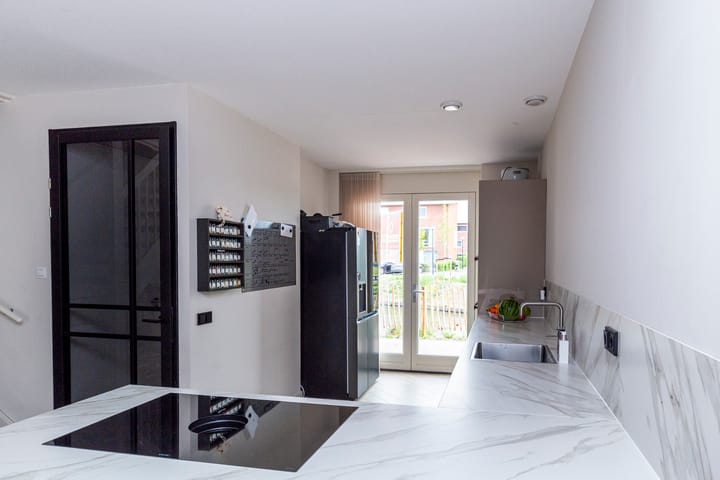 Photo 11 of Edgar du Perronstraat 13