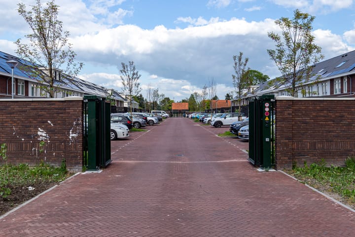 Photo 31 of Edgar du Perronstraat 13