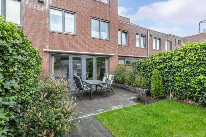 Photo 42 of Smaragd 16