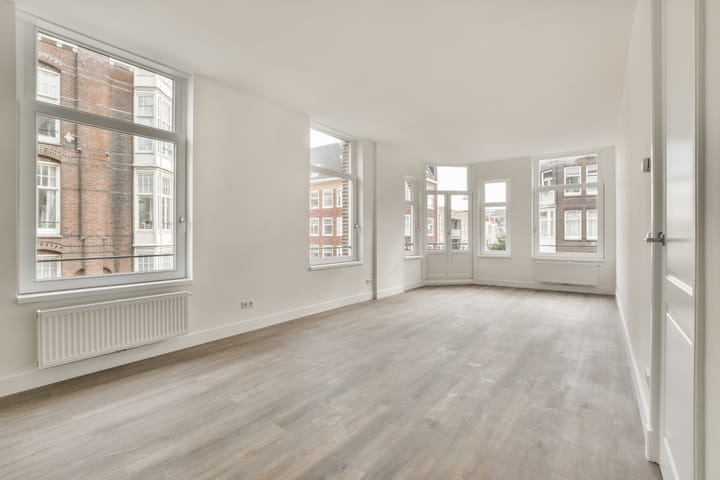 Photo 4 of Van Woustraat 142-3