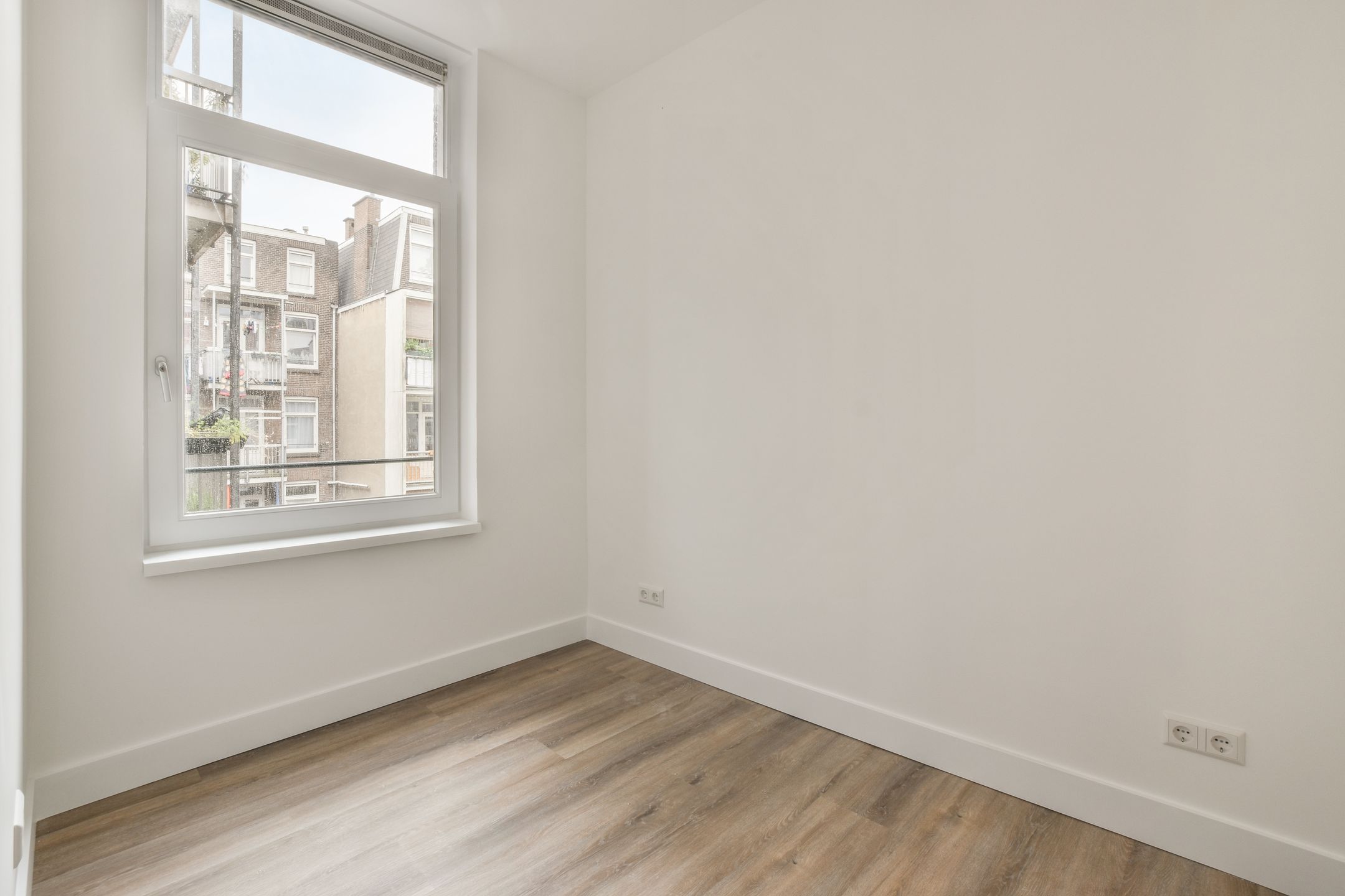 Photo 15 of Van Woustraat 142-3