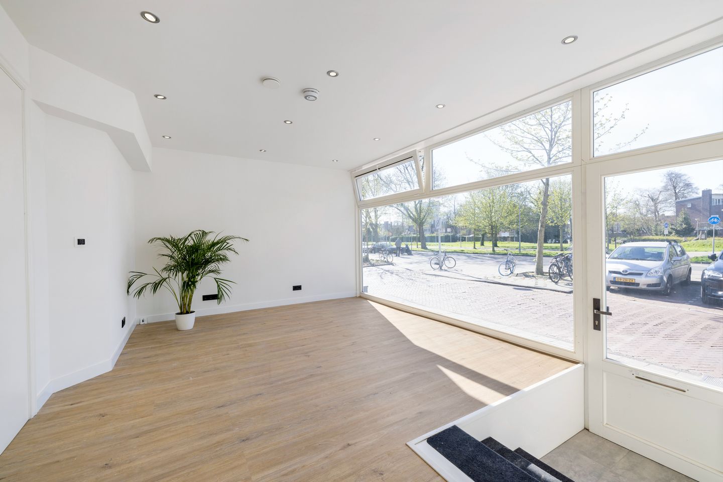 Bekijk foto 2 van Burgemeester Vening Meineszlaan 44