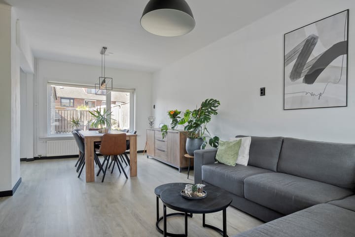 Photo 3 of Johannes Vermeerstraat 27