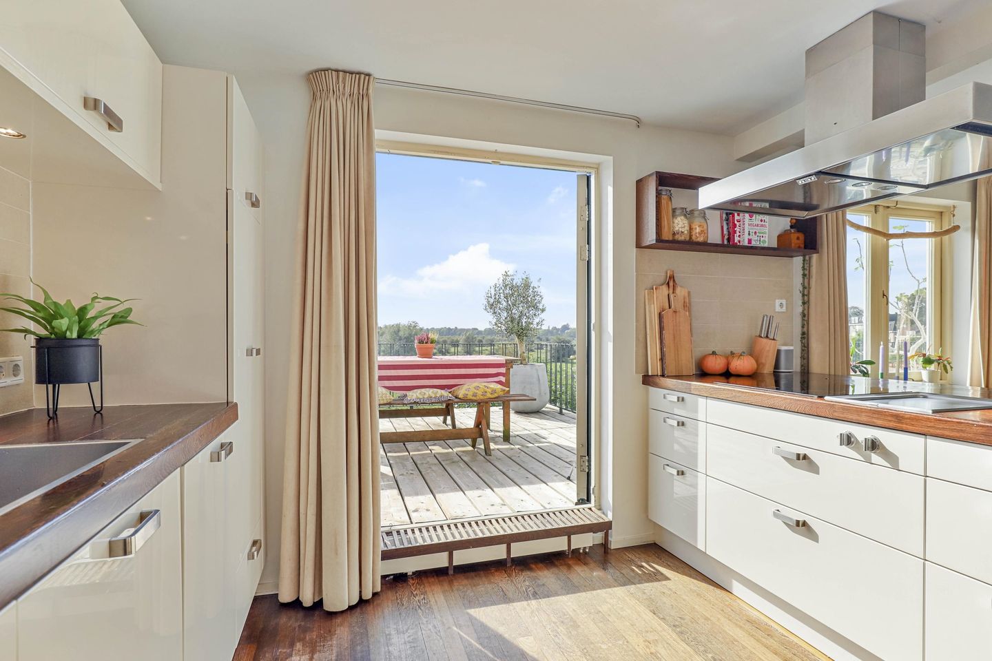 089.jpg?options=width=1440