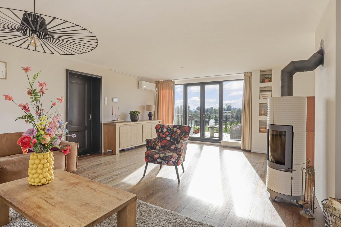 098.jpg?options=width=1440