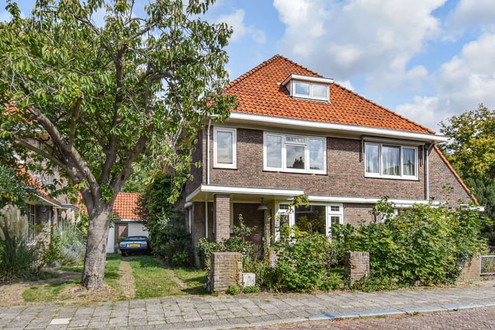 Twee-onder-één-kap te koop: Den Burghstraat 27, Voorburg