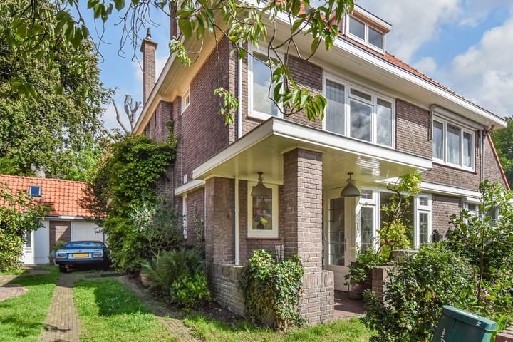 Twee-onder-één-kap te koop: Den Burghstraat 27, Voorburg