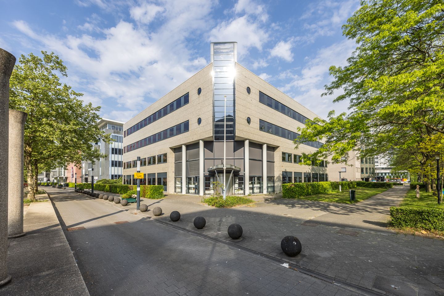 Bekijk foto 3 van Varrolaan 51