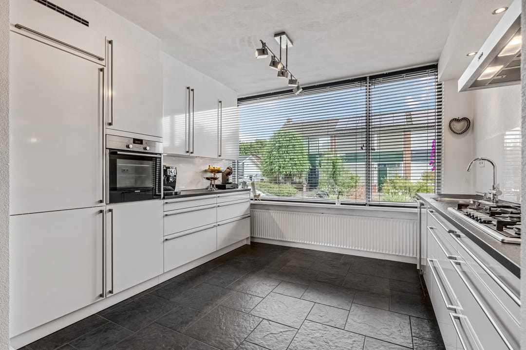 Foto 16 van Burg W E v Weedelaan 7