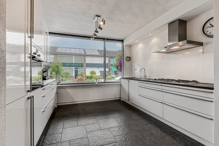 Foto 17 van Burg W E v Weedelaan 7