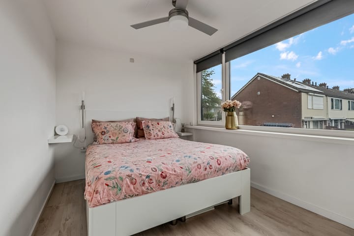 Foto 20 van Burg W E v Weedelaan 7