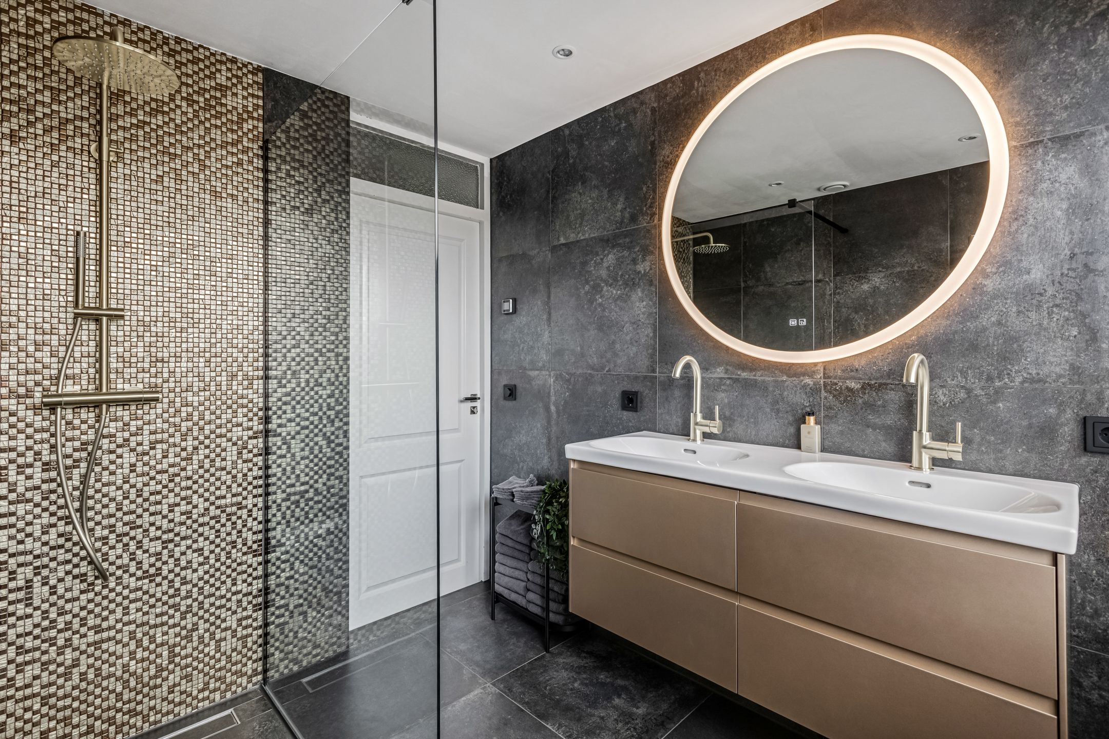 Foto 24 van Burg W E v Weedelaan 7