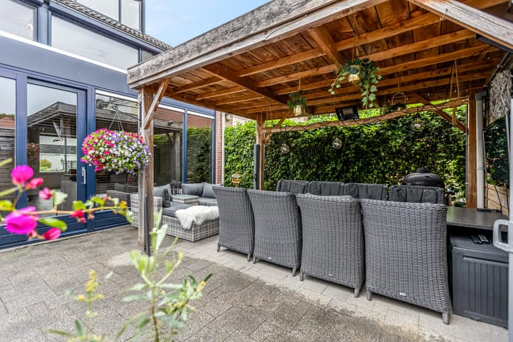 Foto 30 van Burg W E v Weedelaan 7