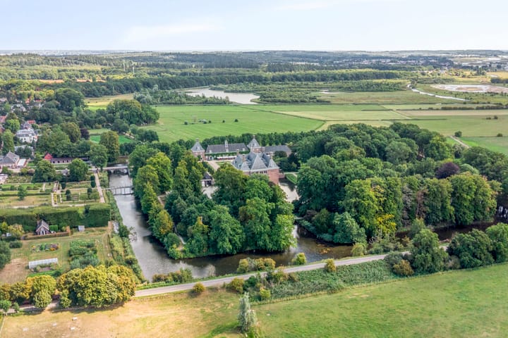 Foto 43 van Burg W E v Weedelaan 7