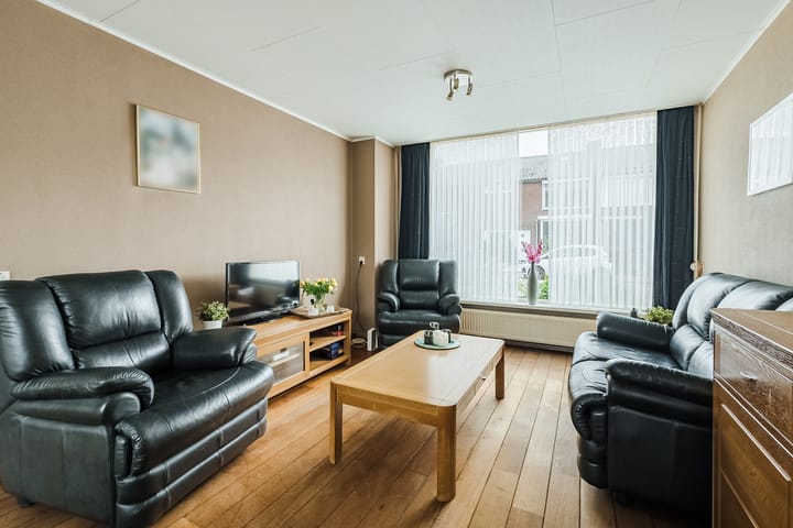 Photo 6 of Van Kinschotstraat 8