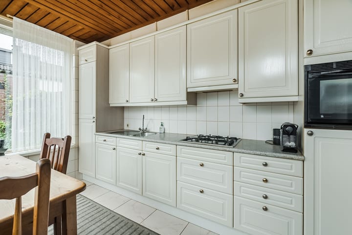 Photo 9 of Van Kinschotstraat 8