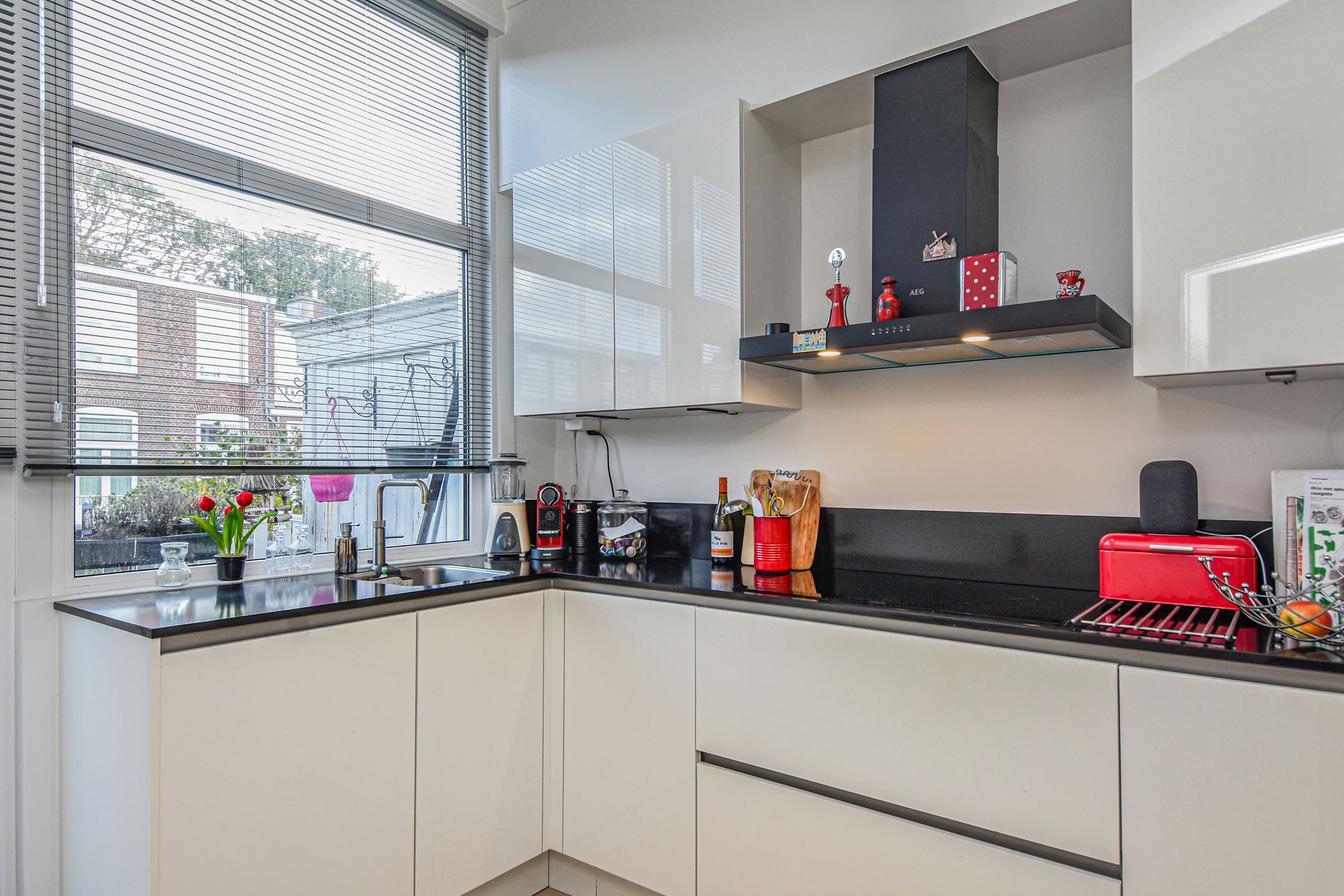 Photo 9 of Van Beverningkstraat 264