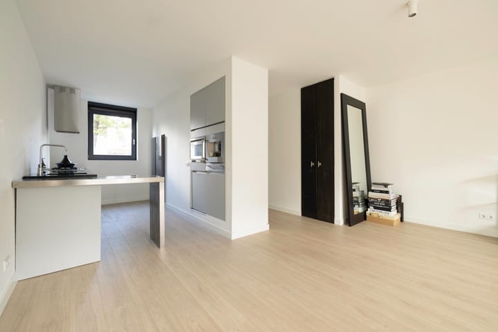 Photo 6 of Colonnade 75