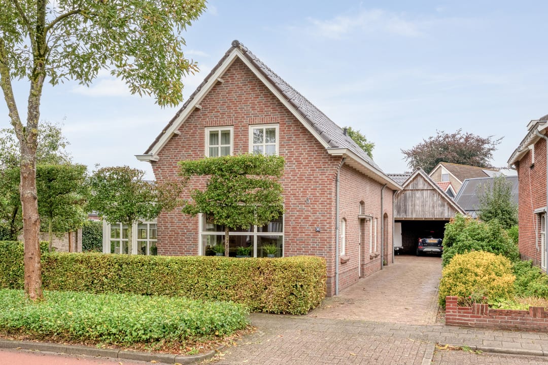 Photo 2 of Burgemeester Schuitestraat 36