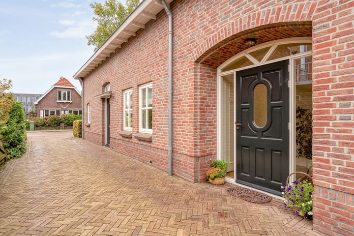 Photo 4 of Burgemeester Schuitestraat 36