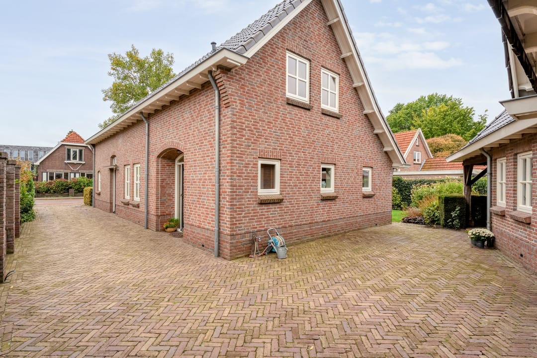 Photo 32 of Burgemeester Schuitestraat 36