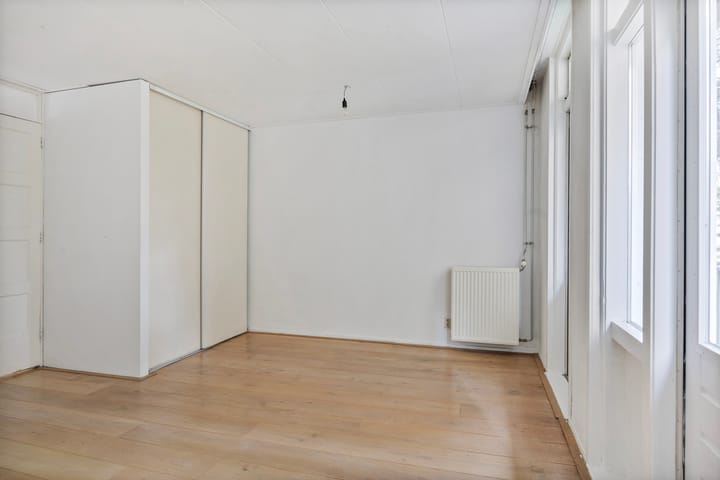 Photo 8 of Van Hallstraat 19-1