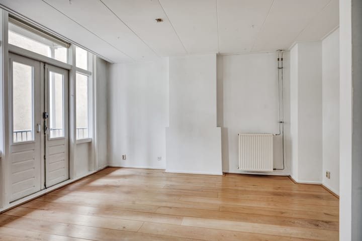 Photo 10 of Van Hallstraat 19-1