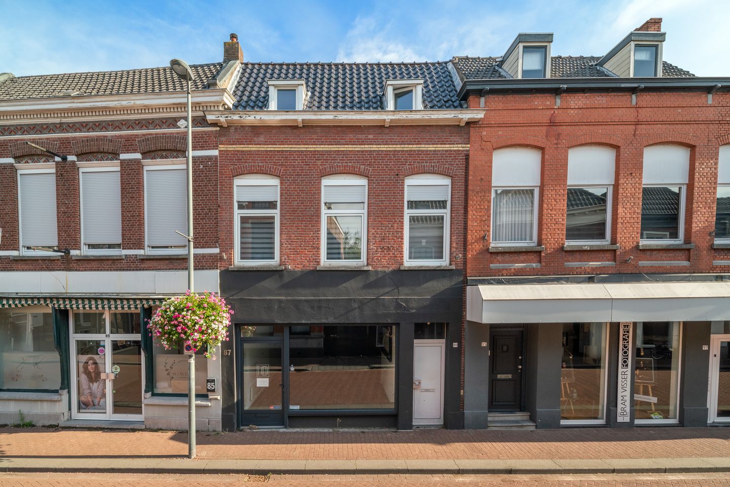 View photo 2 of Raadhuisstraat 87