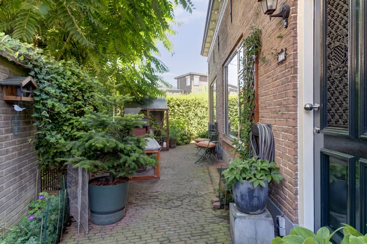 Photo 4 of Middelhovenstraat 3