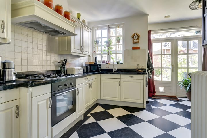 Photo 14 of Middelhovenstraat 3