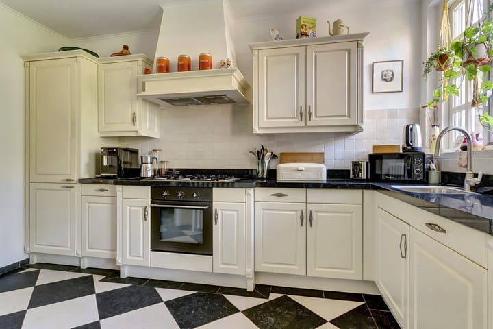 Photo 15 of Middelhovenstraat 3