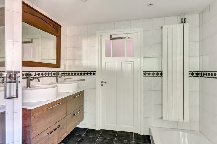 Photo 28 of Middelhovenstraat 3