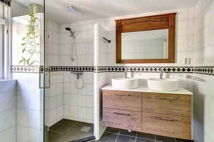 Photo 29 of Middelhovenstraat 3