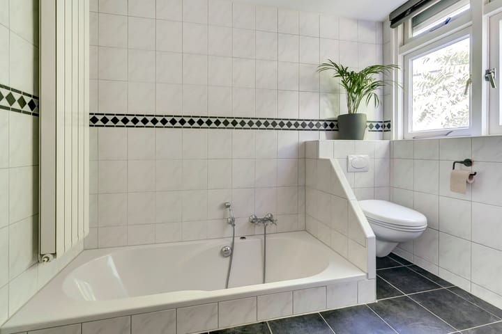 Photo 30 of Middelhovenstraat 3