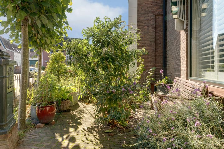 Photo 37 of Middelhovenstraat 3