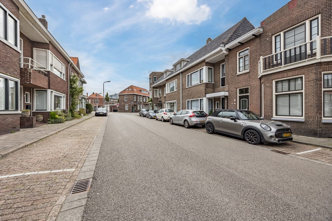 Photo 32 of Burgemeester Geillstraat 28