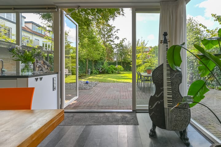 Photo 12 of Johannes Vermeerstraat 25