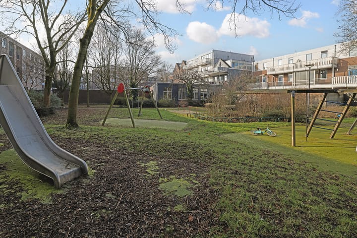 Photo 43 of Burgemeester Roosstraat 48-B