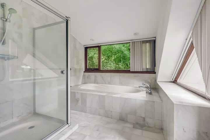 Photo 43 of Helmkruidstraat 13